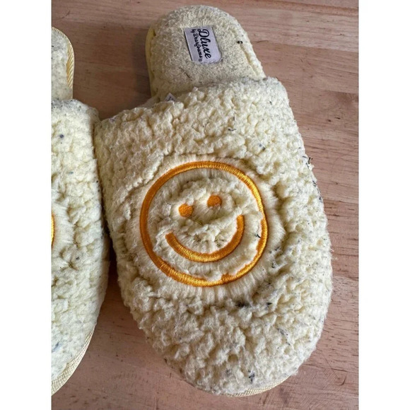 DLuxe by Deerfoam Smiley Slippers size large - Picture 2 of 6